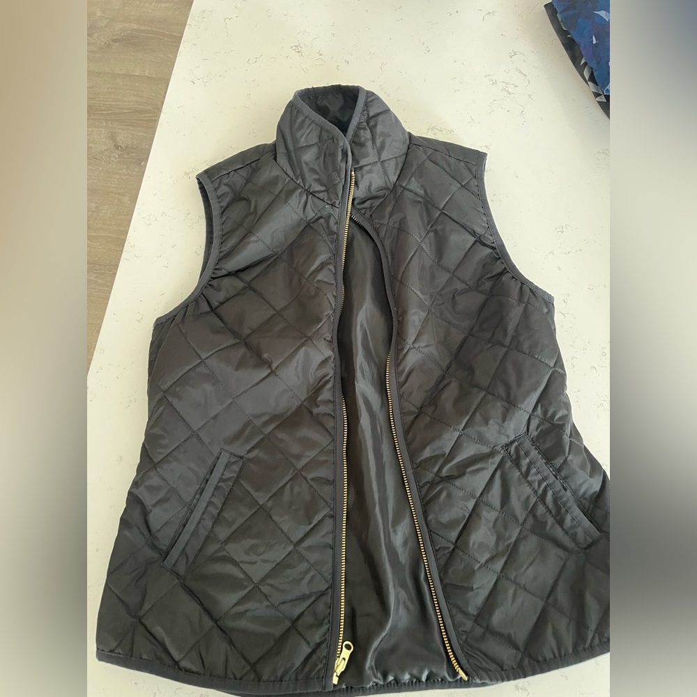 Old Navy quilted Vest, size Small, EUC, army green